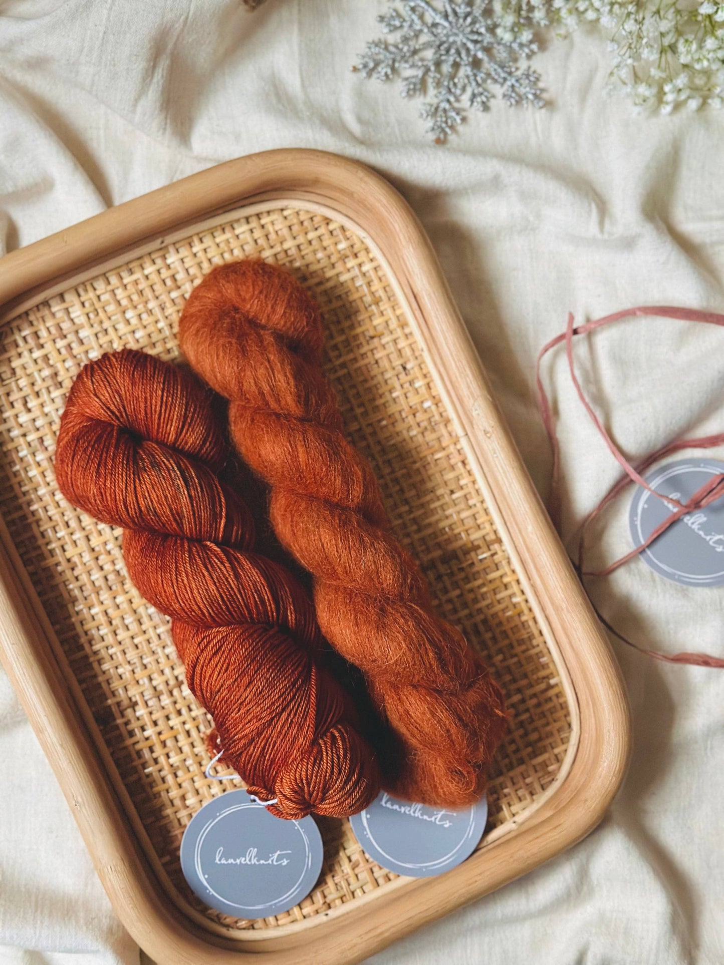 Gift box / Yarn + MITTEN Knitting Pattern