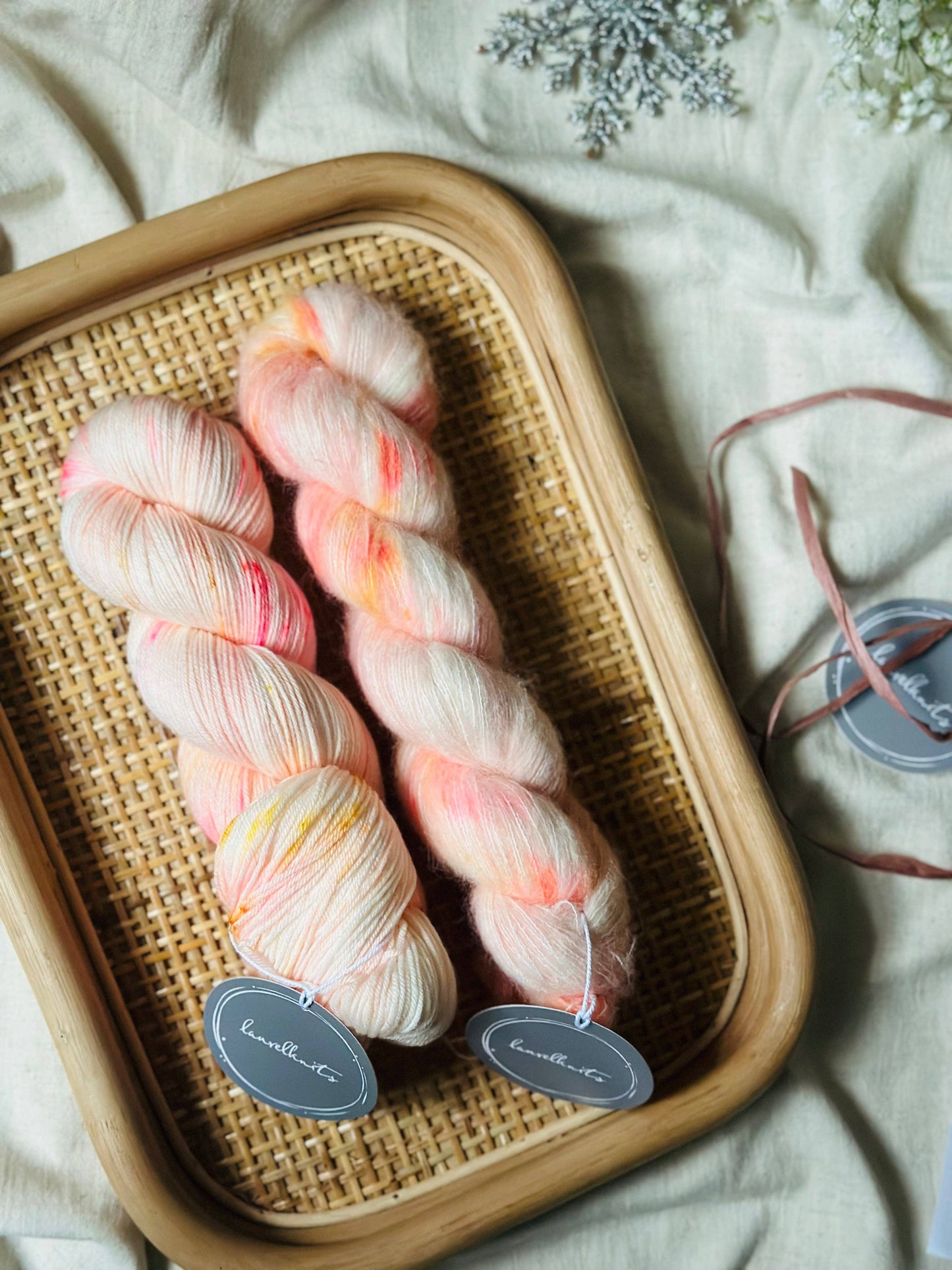 Gift box / Yarn + MITTEN Knitting Pattern