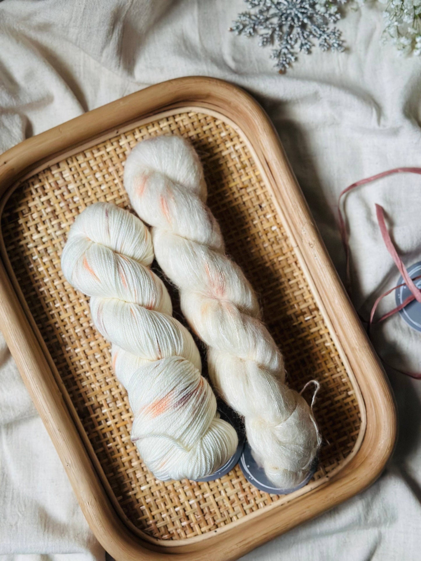 Gift box / Yarn + MITTEN Knitting Pattern