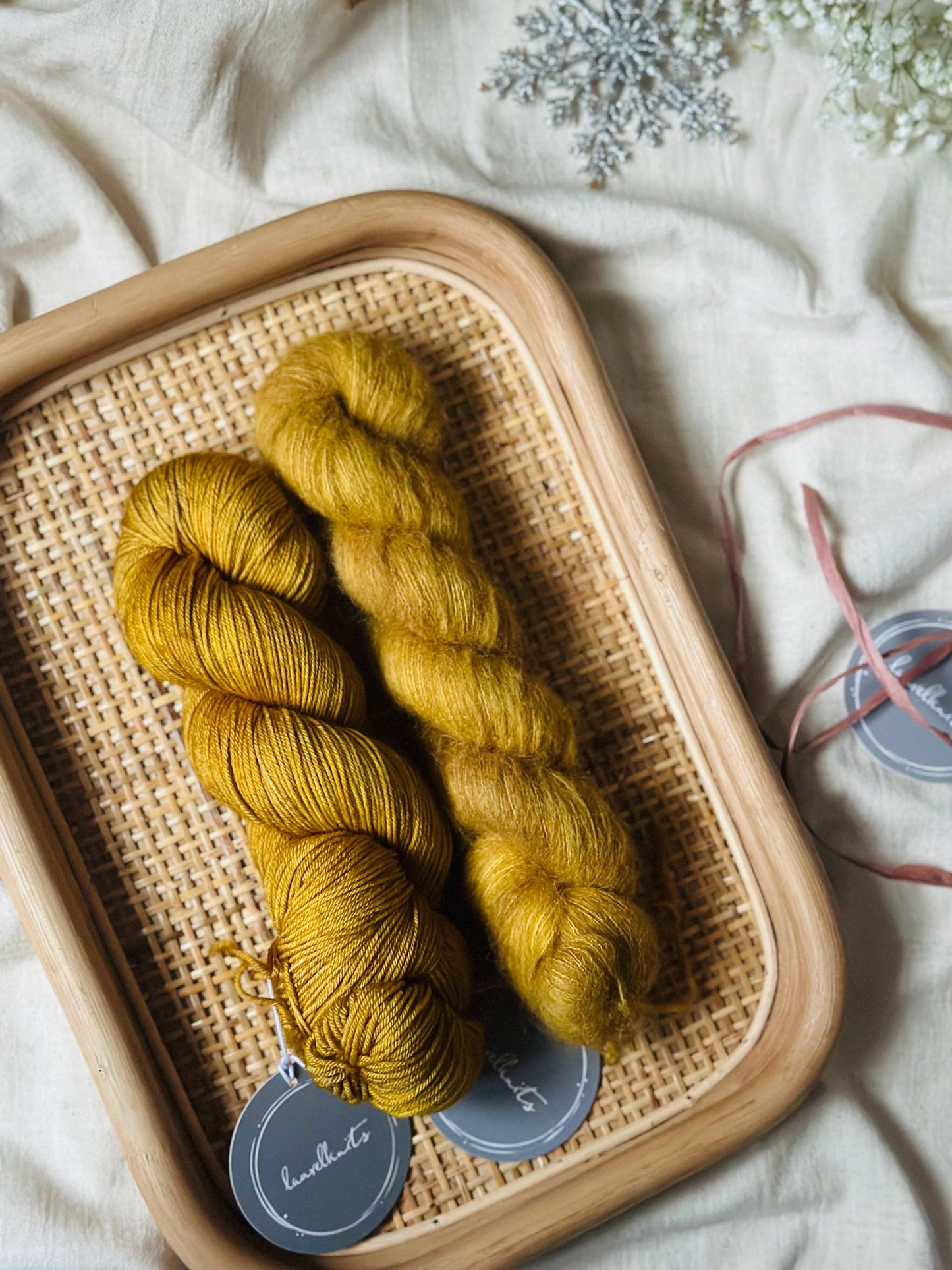 Gift box / Yarn + MITTEN Knitting Pattern