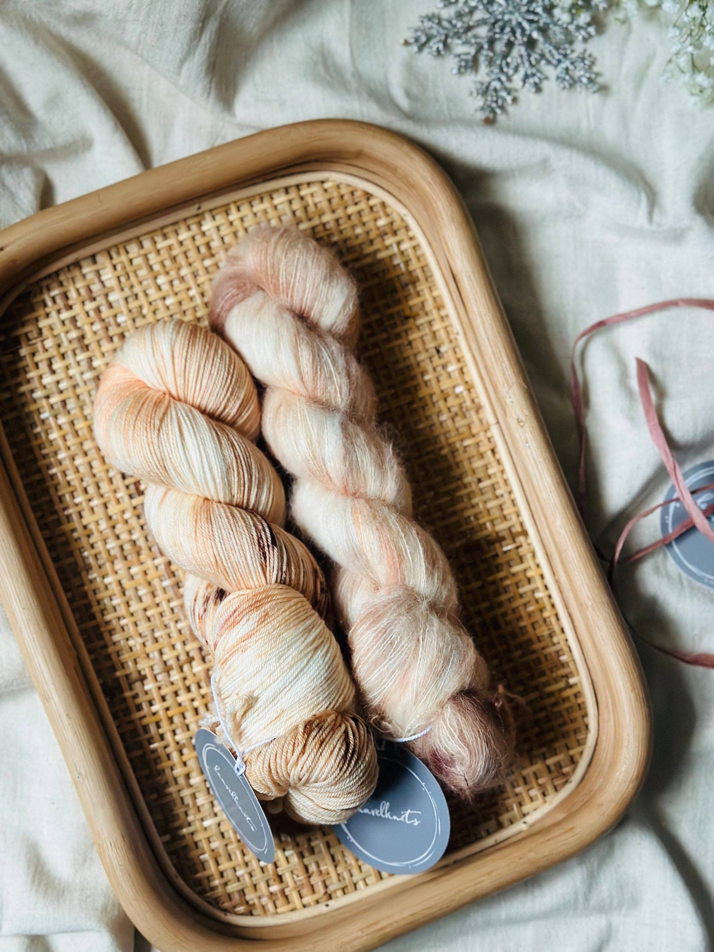 Gift box / Yarn + MITTEN Knitting Pattern